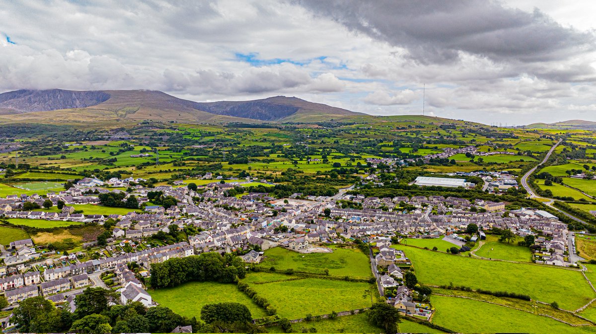 Penygroes, Llanllyfni, Nebo, Cwm Dulyn ac Cwm Silyn! 🏴󠁧󠁢󠁷󠁬󠁳󠁿 <a href="/DerekTheWeather/">Derek Brockway - weatherman</a> <a href="/S4Ctywydd/">S4C Tywydd</a> <a href="/ITVWales/">ITV Wales News</a> <a href="/itvweather/">ITV Weather</a> <a href="/ChrisPage90/">Chris Page - Weatherman</a> <a href="/Ruth_ITV/">Ruth_TV</a> <a href="/StormHour/">#StormHour</a> <a href="/nantlle_360/">DyffrynNantlle360</a> <a href="/carolvorders/">Carol Vorderman</a> <a href="/MillardWill/">Will Millard</a> <a href="/DronePicsWales/">DronePics.wales</a>
