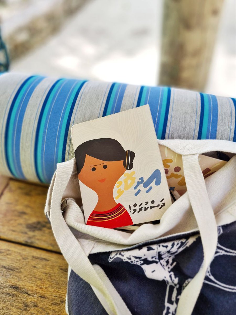 What's in this <a href="/islandbazaar/">Mert K.</a> kashiboli tote? 

Fukoaku's idhikolhu board book and Maakunbe!

DM to order or you can get it from Island Bazaar outlet itself 😊

#FuloakuTales