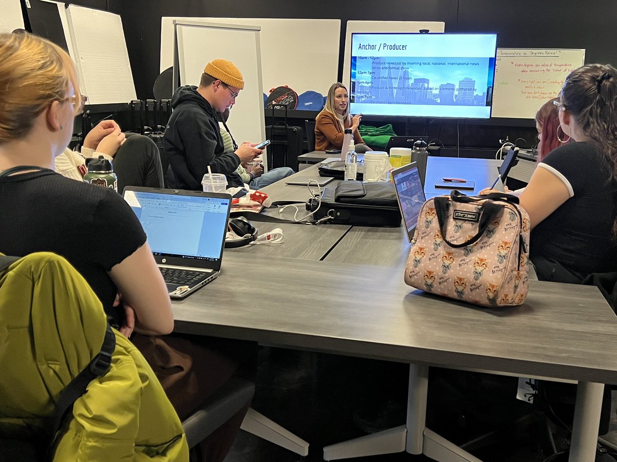 URJschool's tweet photo. @HeatherYQR talks everything broadcast journalism to our 3rd year students! Thank you Heather!  #JournalismMatters https://t.co/PxdTpf1ySx