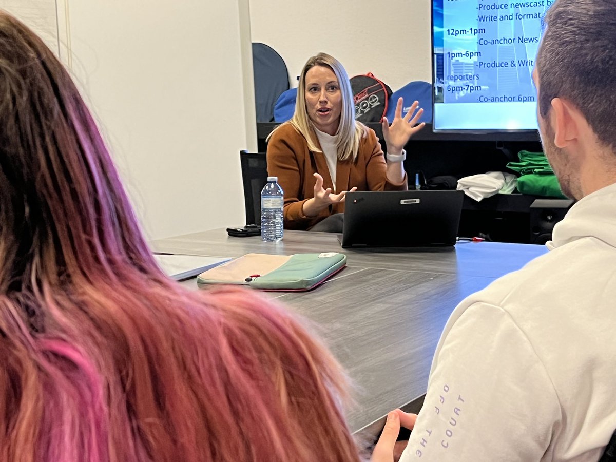 URJschool's tweet photo. @HeatherYQR talks everything broadcast journalism to our 3rd year students! Thank you Heather!  #JournalismMatters https://t.co/PxdTpf1ySx