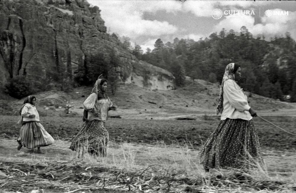 La fotografía de estas mujeres tarahumaras es parte de un reportaje efectuado por #NachoLópez en #Chihuahua. 📸@FototecaINAH ca. 1955. Inv. 380535.