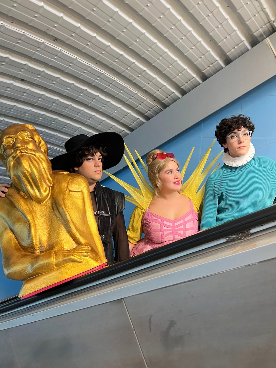 ¿Has visto a los personajes de #LaCabezaDelDragón por las calles de Madrid? Han estado en el metro, recorriendo la ciudad en moto o tomando algo en el <a href="/Cafegijon/">Café Gijón</a> antes de la función.

¡Ven a conocer su historia al Teatro María Guerrero!
📆Hasta el 13 NOV
ℹ️dramatico.mcu.es/evento/la-cabe…