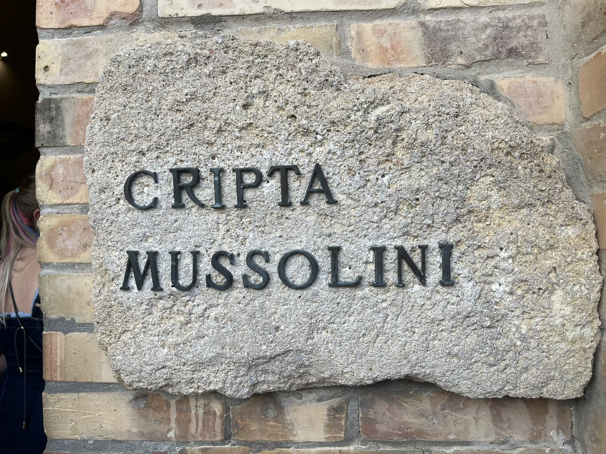 GD_UniGraz's tweet photo. Tag 2 unserer #GD_UniGraz #Exkursion „(Post)Faschistische und (Post)imperiale #Erinnerungskulturen in Italien“: In #Predappio beschäftigen wir uns mit dem #Mussolini-Kult und analysieren postfaschistische #Erinnerung|spraxen.
#Italia #postimperial #predappio https://t.co/6RqV78yjC9