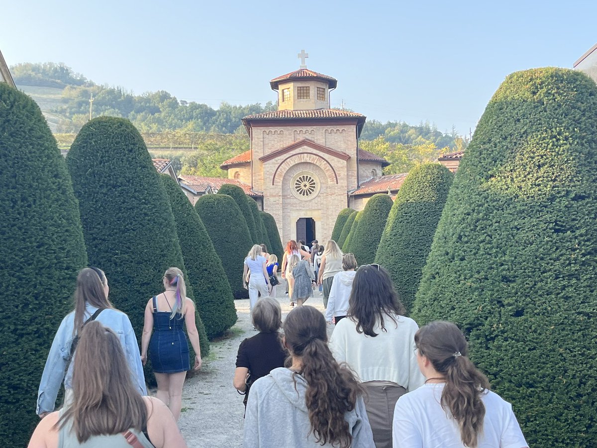 GD_UniGraz's tweet photo. Tag 2 unserer #GD_UniGraz #Exkursion „(Post)Faschistische und (Post)imperiale #Erinnerungskulturen in Italien“: In #Predappio beschäftigen wir uns mit dem #Mussolini-Kult und analysieren postfaschistische #Erinnerung|spraxen.
#Italia #postimperial #predappio https://t.co/6RqV78yjC9