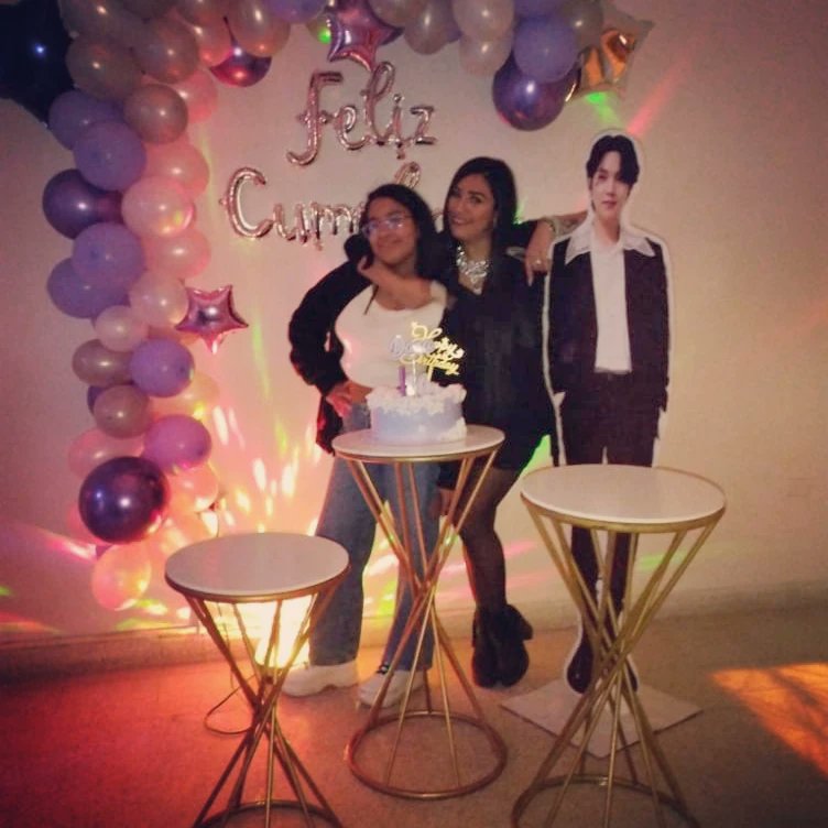 GinnetteOrmeno's tweet photo. Simple y sencillo, lo único que estoy segura es que mi hija tiene en su habitación a #minyoongi #SUGA  y es x eso la foto de las risas cómplices. Xq ya imagino los días. 😎🥳🤯 @DginnetteARMY @DginnetteA https://t.co/o7qQ2XxNlp