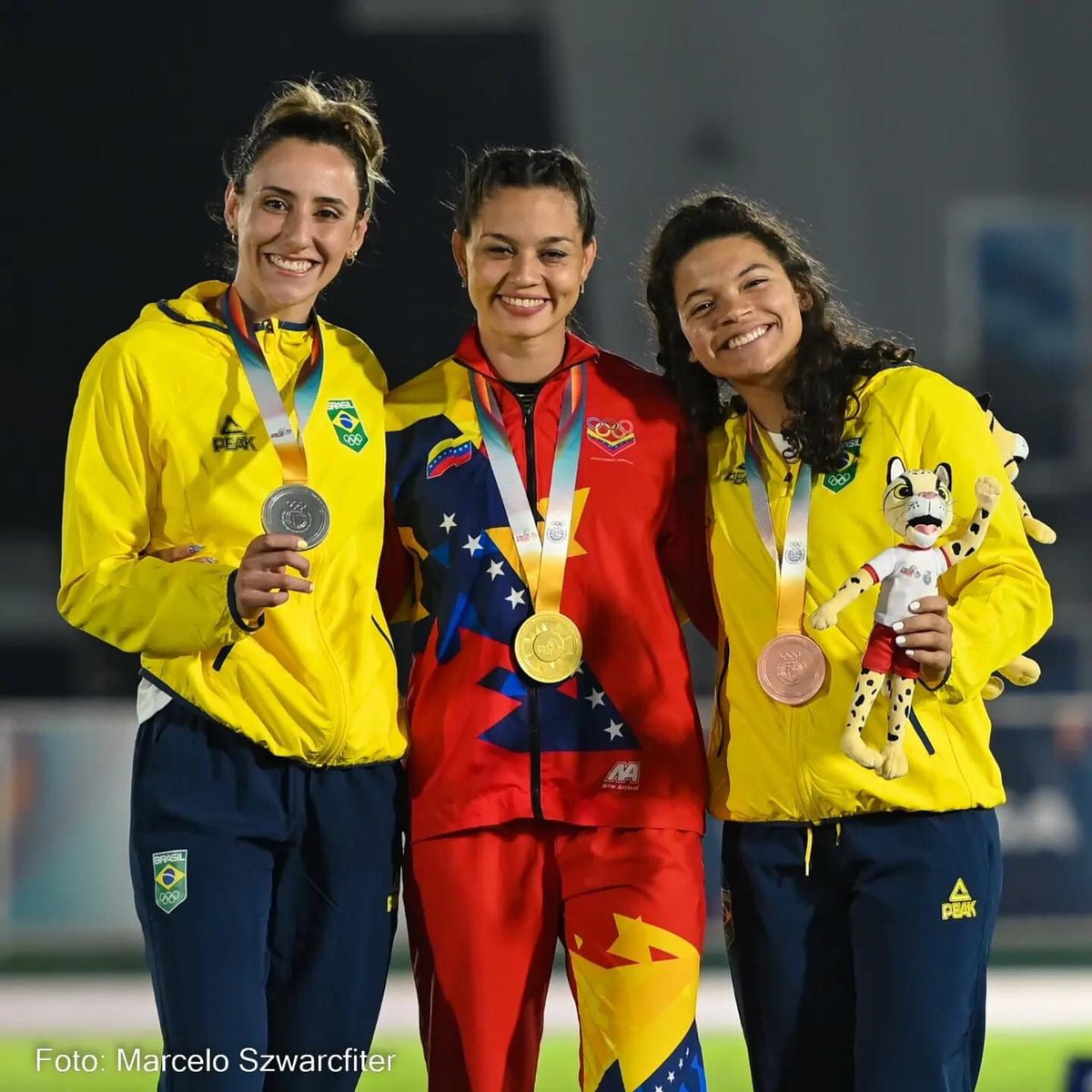 ¡Noticiero de oro! Hoy, en el Noticiero #Meridiano, tendremos a Robeilys Peinado, medallista de oro en los Juegos Suramericanos #ASU2022, quien presentará la medalla dorada obtenida.

Sintoniza ya y no pierdas detalle, en exclusiva.

#meridianotaquearde   #somosbloquedearmas