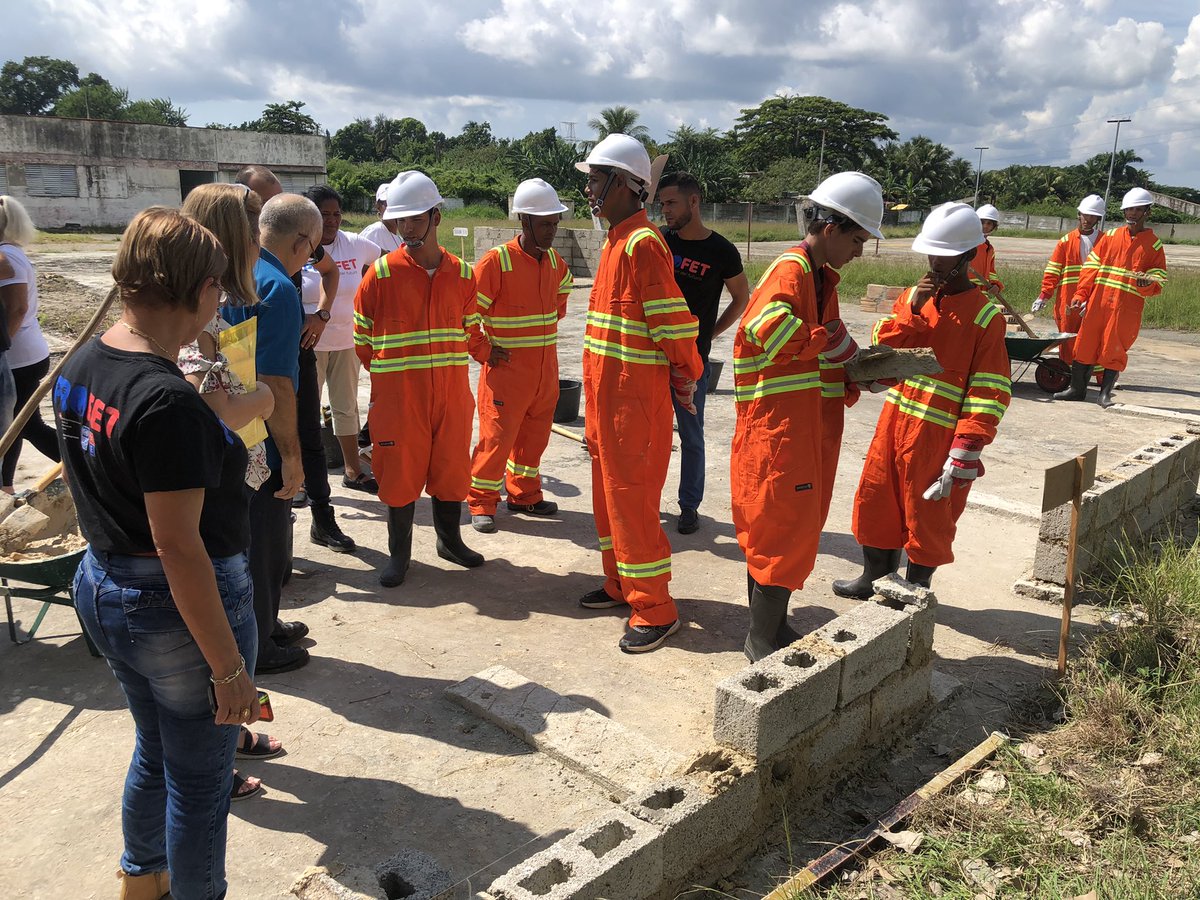 ipjgregorio's tweet photo. Se recorren los diferentes puestos de trabajos del polígono de la familia de la #Construcción. Los estudiantes demuestran sus habilidades prácticas. https://t.co/dKdgZIQRhj