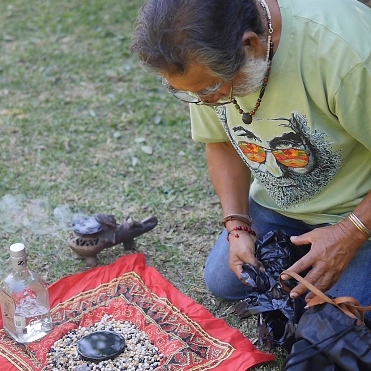 HerbanAlchemist's tweet photo. Laurencio López Nuñez, a curandero and botanist from Oaxaca, Mexico, is praying over his Copal Incense as he prepares to give me a LIMPIA.  The LIMPIA is a Spiritual Cleansing Ritual performed by the Mexican Curanderos (healers).  

#limpia #curandero #eldiadelosmuertos https://t.co/S8wHmcvE5D