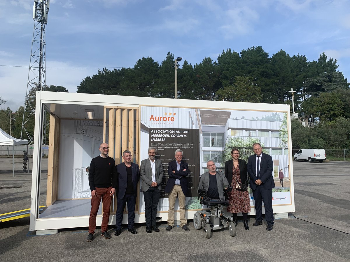AssoAurore's tweet photo. Pose du 1er module de la future #résidencesociale située dans le quartier Petit Port à #Nantes. Ce projet partenarial entre institutionnels, acteurs et privés et associations, accueillera des jeunes actifs et des réfugiés aux revenus modestes 🤝🤝 https://t.co/VgPgINm7La