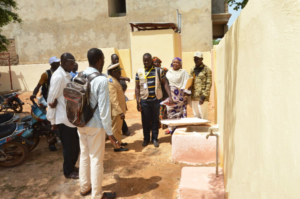 help_mali's tweet photo. L’ouvrage ainsi que les équipements ont été réceptionné et remis aux femmes bénéficiaires de #Sebougou, le 13 octobre 2022, en présence du Préfet de Ségou, du maire et du représentant de l’urbanisme.
Avec l’appui financier de @giz_gmbh https://t.co/5SZhNXeK5E