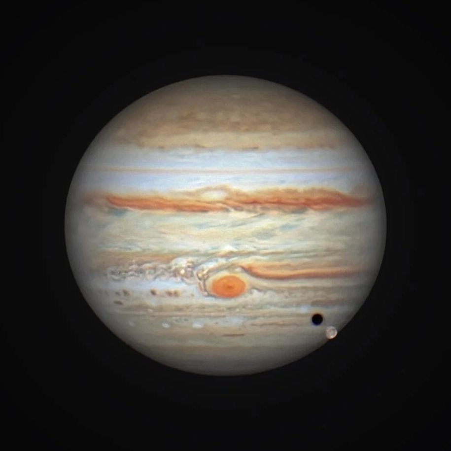 Hace dos meses que estoy trabajando de guía de telescopios y cada noche veo a júpiter y sus lunas en distintas posiciones, aveces dentro de una misma noche puedo ver como se van acercando unas a las otras o como desaparecen cuando cruzan el planeta, sigo impactada✨🔭
#astronomía