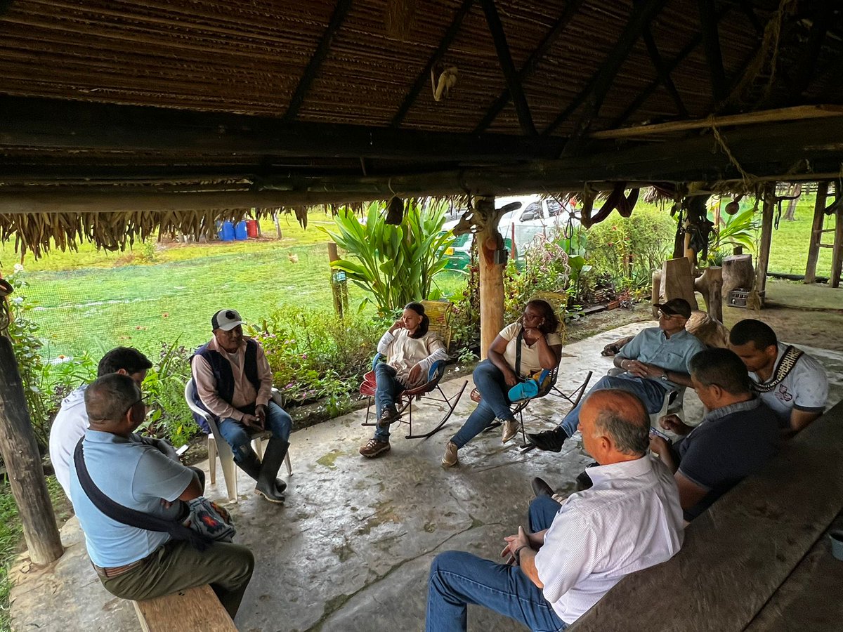 pervivir's tweet photo. Diálogo sobre derechos de comunidades indígenas con Antonio Rubio, líder de la comunidad Wacoyo en el #DeptoMeta. Gracias a los mayores Alcibiades Escué, Ruben Velasco y Esneyder Gómez por compartir con nosotros su sabiduría y entusiasmo. #SomosUnSoloPaís. https://t.co/8OwAZ4mXCm