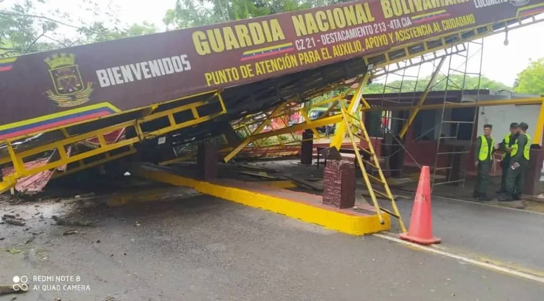 jorgegalvis's tweet photo. Árbol se desploma sobre  el techo del punto de control de la Guardia Nacional Bolivariana de  Coloncito Edo. Táchira. https://t.co/JGFemLPqiQ