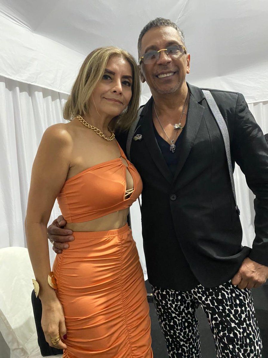 RadioRumbaEc's tweet photo. La dueña de la rumba ya está en #RadioRumbaNetwork 107.3 y ha llegado con toda su alegría @lidiaronquillo te invita a escuchar #LaClave junto a #EdisonPoveda"Dj. Aventurero". Contáctanos al #Rumbamóvil al 0978608963 📻🎙🎧💃🕺🎶🎶🎶🎶❤ https://t.co/viWZmurYWP