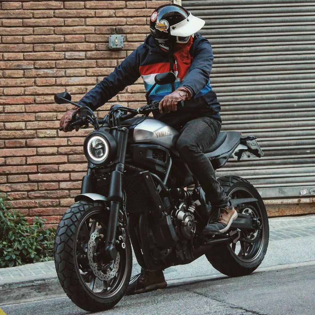 Silver slapper! 👏Ya nos conoces como el lider en accesorio y transformación para tu #xsr700, Ahora te toca mirar nuestros proyectos? #mt07 #mt09 #xsr900 #yamahaxsr700 #caferacerbarcelona #scrambler #tracker #custom #xsrcustom @fastersonsfans instagr.am/p/Cj3GOYgolUA/