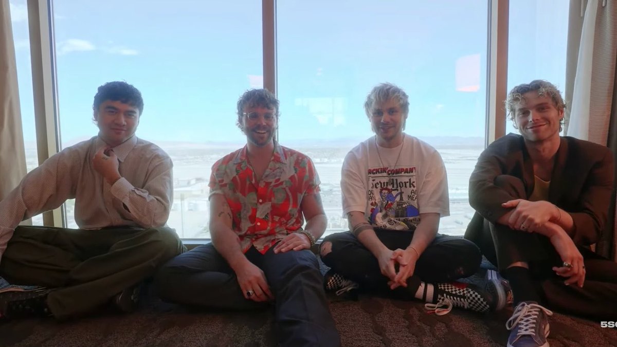 loverofmineluke's tweet photo. that’s my band. https://t.co/MJGM8nAiTX