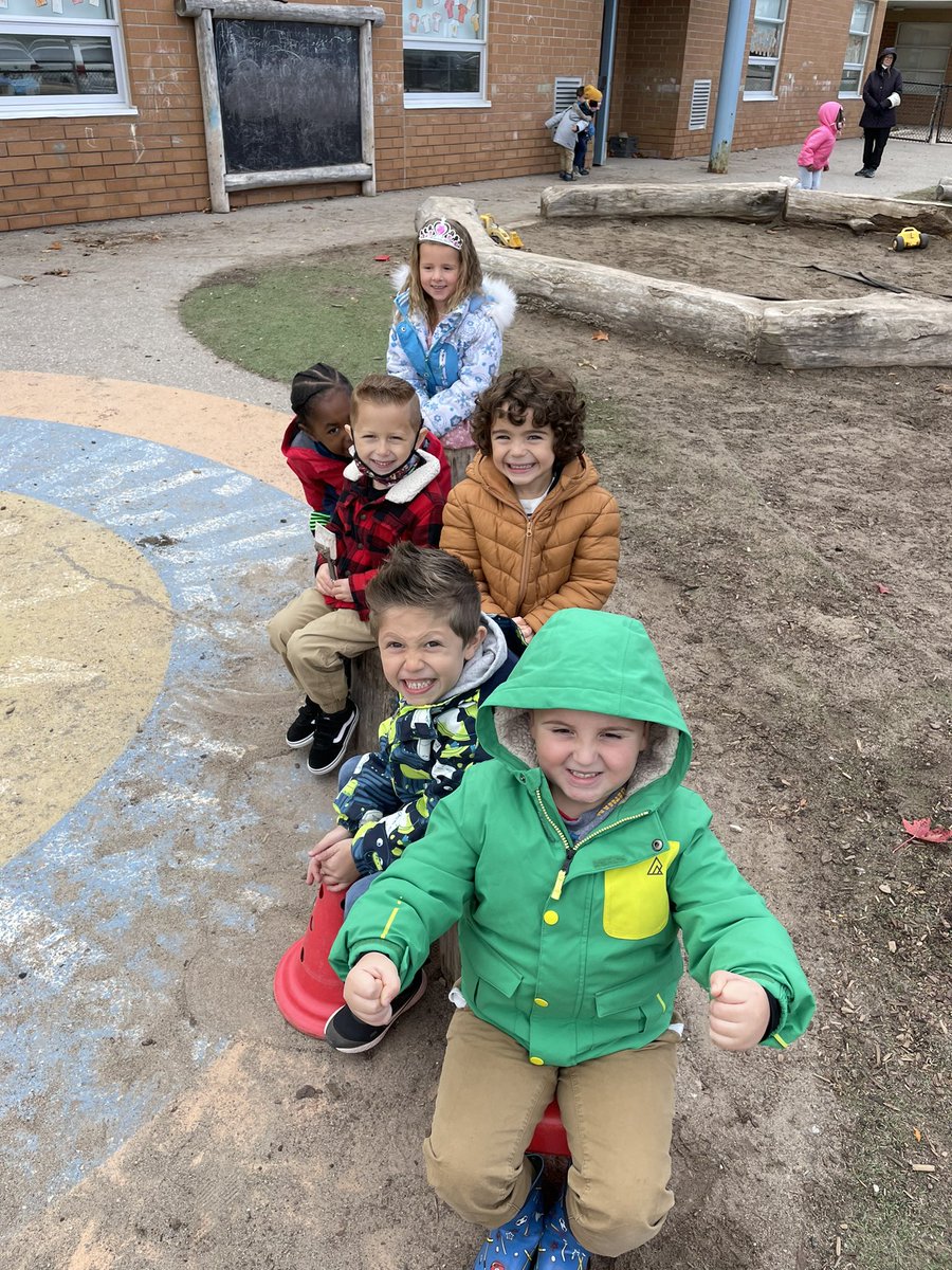 GoGalKinder1's tweet image. Airplane adventures in the FDK yard ✈️ #usingourimagination @StBenedictDP