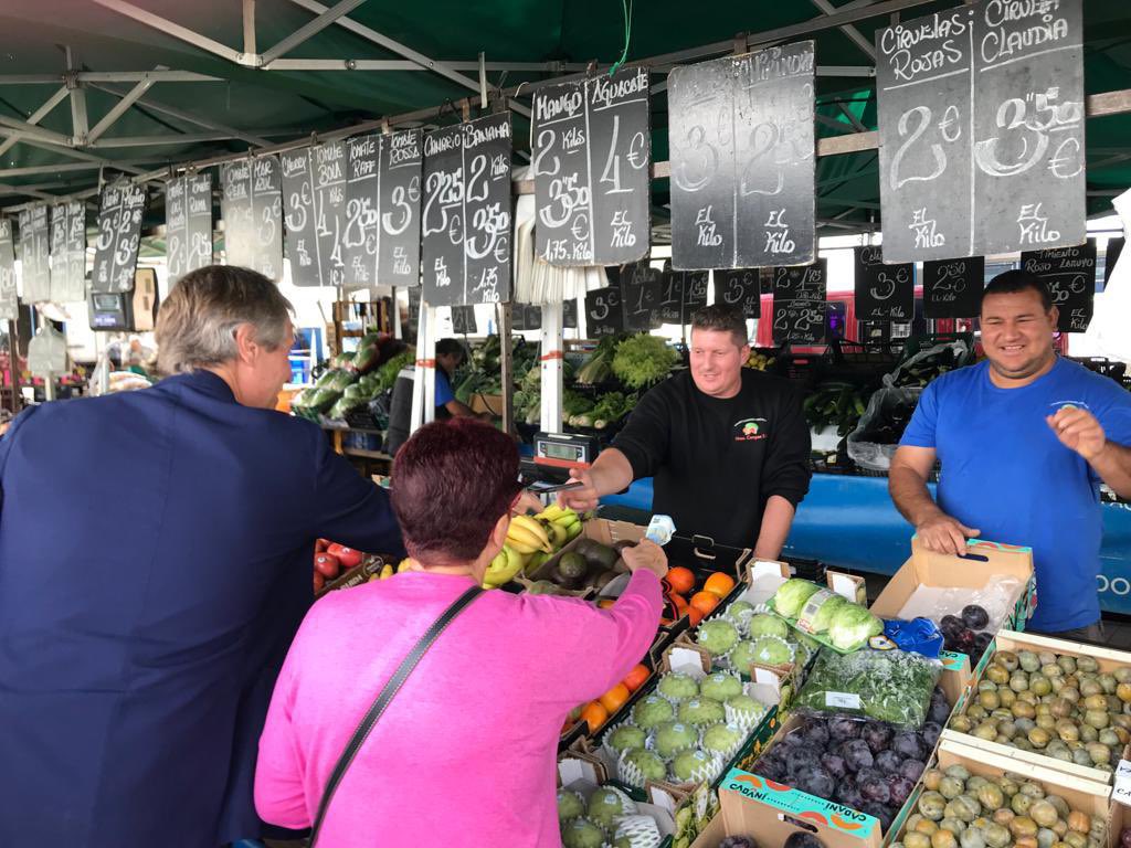 ➡️ Esta mañana en el mercadillo del Recinto Ferial hablando con numerosos vecinos sobre #Alcorcón. 

🔵 Todos tienen claro que #AlcorcónSeMerece+ 🔵
