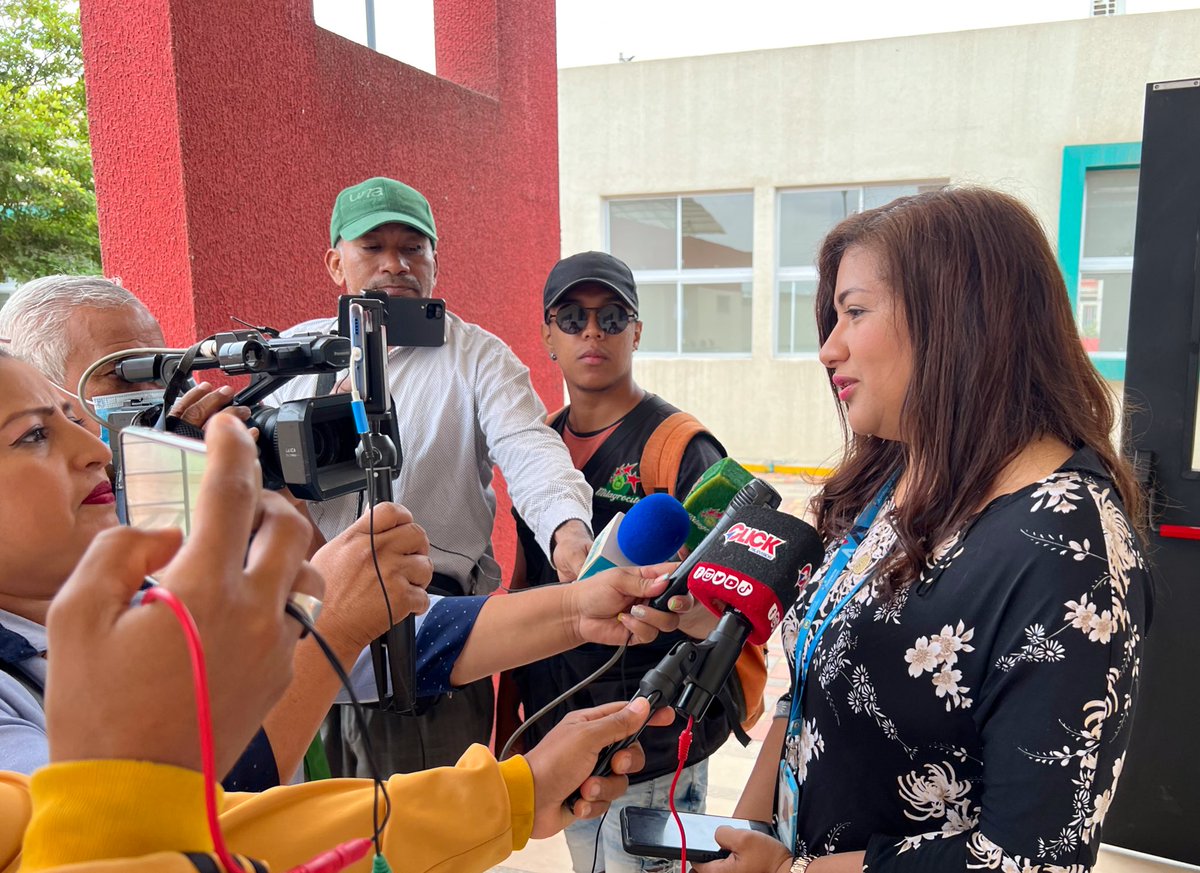 EducacionZ5_Ec's tweet photo. De igual forma la autoridad de @EducacionZ5_Ec diálogo con medios locales sobre el proceso de evaluación docente y amplió con mayor detalle cómo se desarrollan las pruebas en los diferentes distritos de la Zona.
#FuertesPorLaEducación https://t.co/n4jdpL8b4d