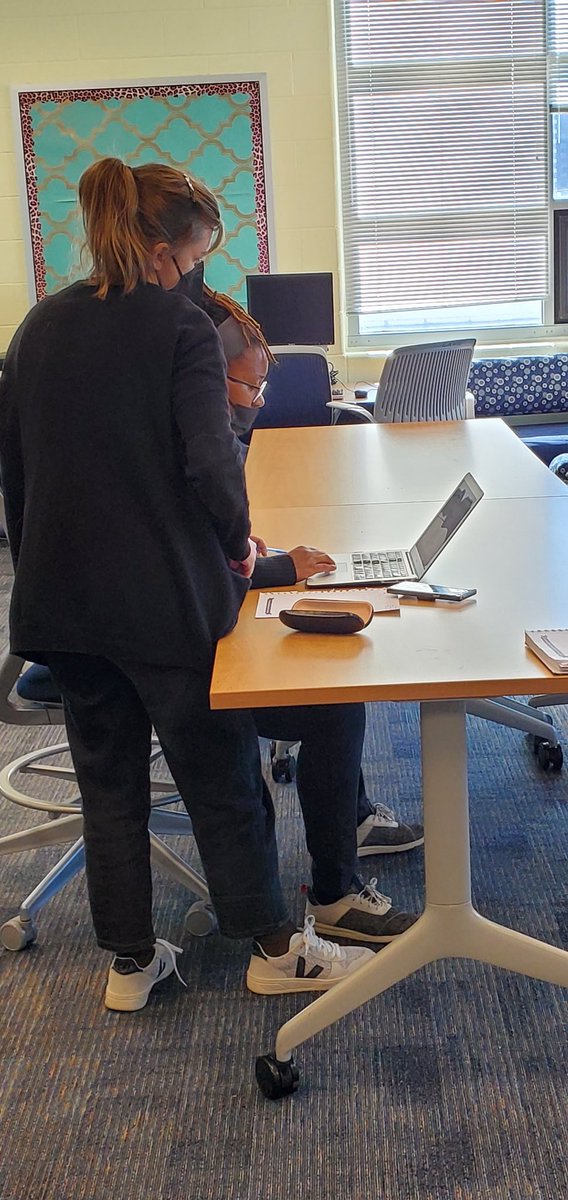 KyraLandD's tweet photo. We are in full swing with @Mastery_by_Inst #lunchandlearn
@KatieF is sharing lots of knowledge.
@aps_edtech
@Principal_WLHS @WLHSInstruction
@APSVirginia
#theRealITCs
#SOL
#VASOL https://t.co/y7S4oyORvG