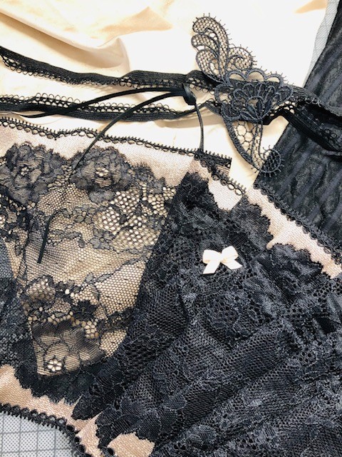Dessous nähen leicht gemacht:
Feinste Stoffe und edle Spitzen, die sich sinnlich an Ihre Haut schmiegen, das sind maßgeschneiderte Dessous. Sie können zwischen BH, Top und Höschen oder  Badeanzug wählen. 
28. und 29.10.2022
Infos unter vhs-leverkusen.de/.../Dessous...… oder 0214-4064188