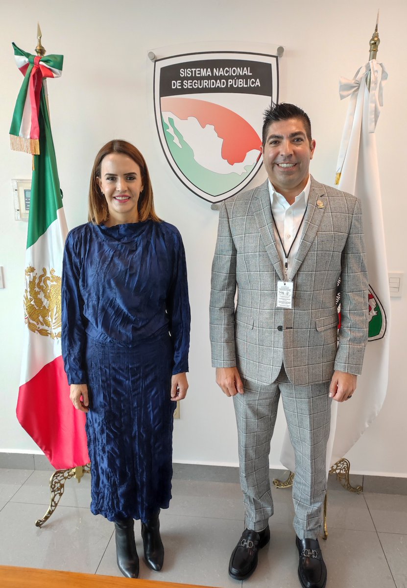 SESNSP's tweet photo. Con la finalidad de impulsar de manera decidida el Modelo Nacional de Policía y Justicia Cívica #MNPyJC en @Ensenada Baja California, @claraluzflores Titular del #SESNSP recibió a su Pdte. Municipal @ArmandoAyalaRob
#JuntosConstruímosLaPaz https://t.co/SMiRTQx6OQ