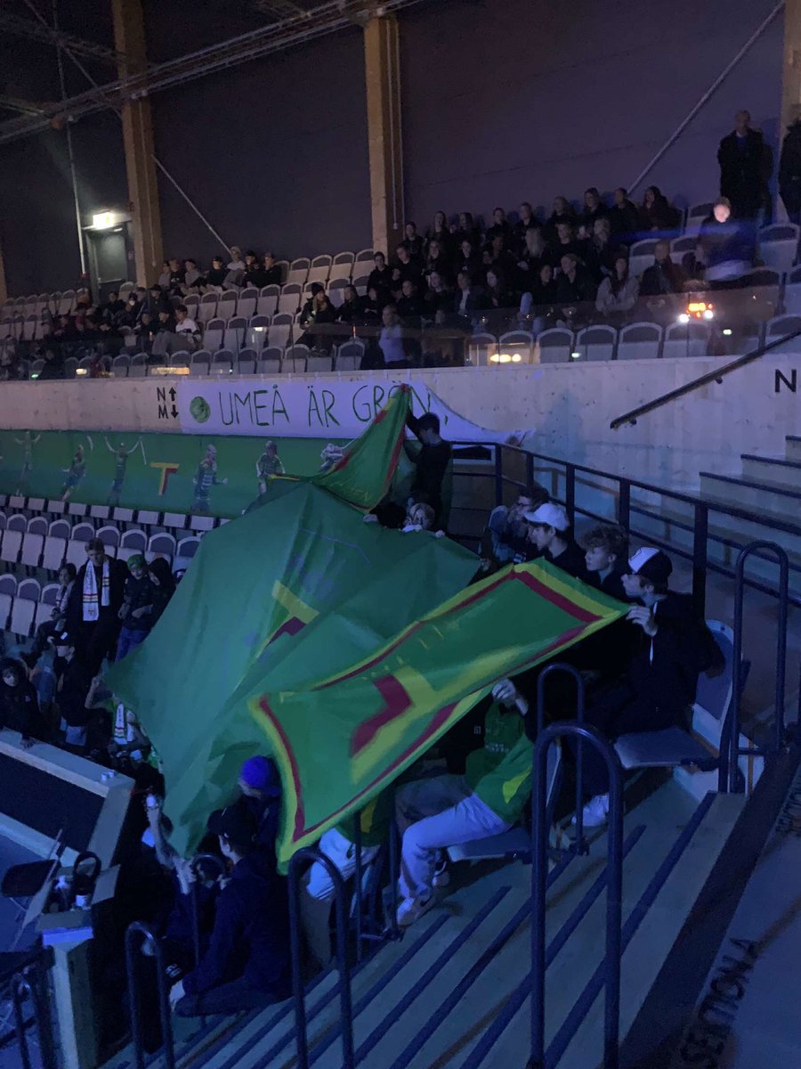 Aktieklubben TTG köper tryckt tifo åt ”supportrarna” undrar vad deras timlön är för att stå där. Snyggt att vända loggan upp och ner oxå. Ren parodi.