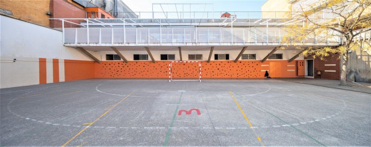 Ahir els infants de Primària de l'<a href="/escbalmanya/">Escola Antoni Balmanya</a> van trobar una rata morta 🐀 a una de les clavegueres del pati!!!
Les criatures es mereixen un espai de joc en condicions! Amb seguretat i salubritat! 
Esperem la màxima diligència 
<a href="/bcn_ajuntament/">Ajuntament de Barcelona</a> @salutpublicabcn <a href="/consorciedubcn/">Consorci d'Educació</a>