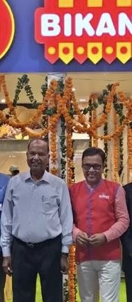 SupermarketWala's tweet photo. There are many like me whose roots are from Bikaner. But the true  #BikanerWala now is Sh Shyamsunder Agarwal!

Great time exchanging stories &amp; validating convictions about the Indian consumer, as we launch a BikanerWala at a SmartBazaar in Jaipur..

Onward to Bikaner, tomorrow! https://t.co/23bSzpAef1