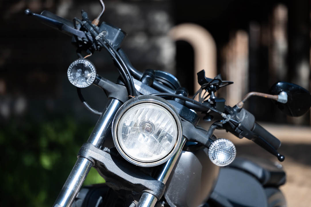 A new study by Rice University researchers has found that an improved lighting configuration on motorcycles could help improve other motorists' abilities to see them, potentially saving lives. #RiceU #RiceResearch bit.ly/3D6mU2s