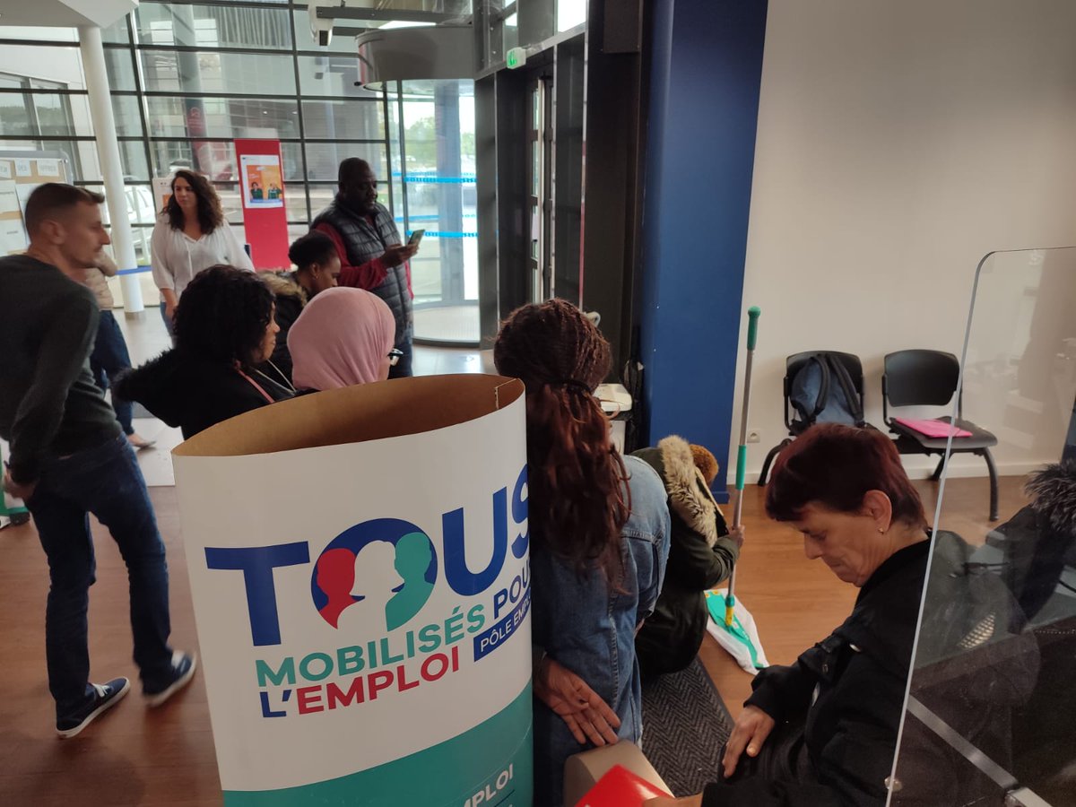 GuiblinFranck's tweet image. #TousMobilisés @poleemploi_RCVL Découvrir autrement les métiers de la propreté 🧹🧽 avec #inhni #neonet #geiqProprete @GSFproprete en direct dans l&apos;agence +🎬Démo de matériel prof et manipulation devant + de 30 candidats : Ça ! 💥C&apos;est une action Tours2Lions💯 ! @Emmanuelle_Sade