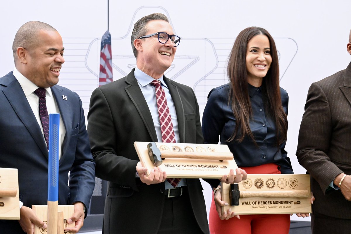 SenReneGarcia's tweet photo. An honor to pay homage to the sacrifice of our veterans who put their lives on the line to protect our great nation. Today, we broke ground on the Wall of Heroes Monument in Government Center to commemorate those who served in our military. Thank you, patriots.#OneMiamiDade #RG13 https://t.co/tVaQr9DhRZ