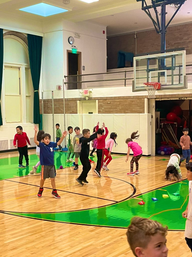 CoachSyno's tweet image. Staying fit this fall at Greenacres! Today&apos;s workout of the day and station practice with rolling, sliding, throwing and fitness! #greenacresprise @GAElementary @ScarsdaleEdu