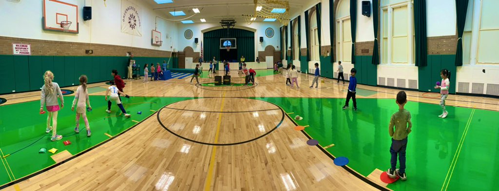 CoachSyno's tweet image. Staying fit this fall at Greenacres! Today&apos;s workout of the day and station practice with rolling, sliding, throwing and fitness! #greenacresprise @GAElementary @ScarsdaleEdu