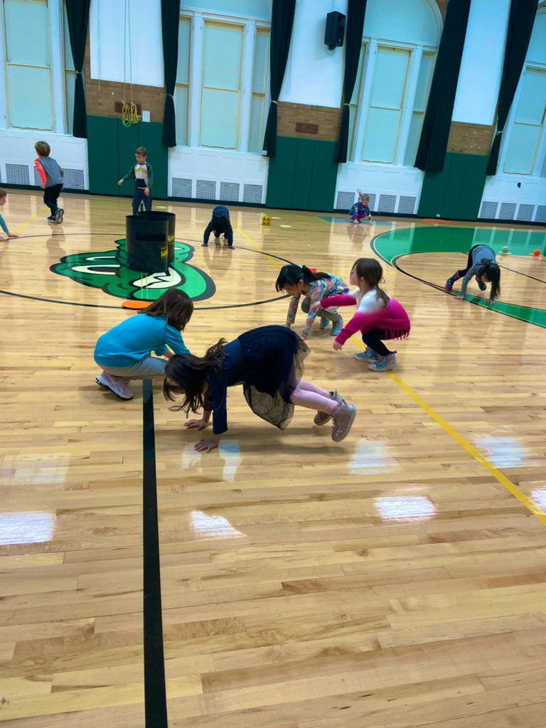 CoachSyno's tweet image. Staying fit this fall at Greenacres! Today&apos;s workout of the day and station practice with rolling, sliding, throwing and fitness! #greenacresprise @GAElementary @ScarsdaleEdu