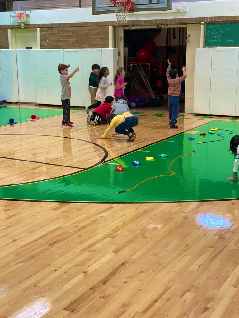 CoachSyno's tweet image. Staying fit this fall at Greenacres! Today&apos;s workout of the day and station practice with rolling, sliding, throwing and fitness! #greenacresprise @GAElementary @ScarsdaleEdu