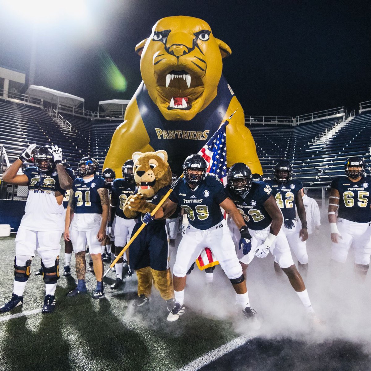 lonnie2152's tweet image. ANOTHER BLESSING FROM GOD!! SO EXCITED AND BEYOND BLESSED to Receive an offer from Florida International University!!! @Coach_Dewitt @markduda73 @LCFalconsFB @MikeWakins @JUCOFFrenzy  #GOPANTHERS 🐆 ⚪️🔵