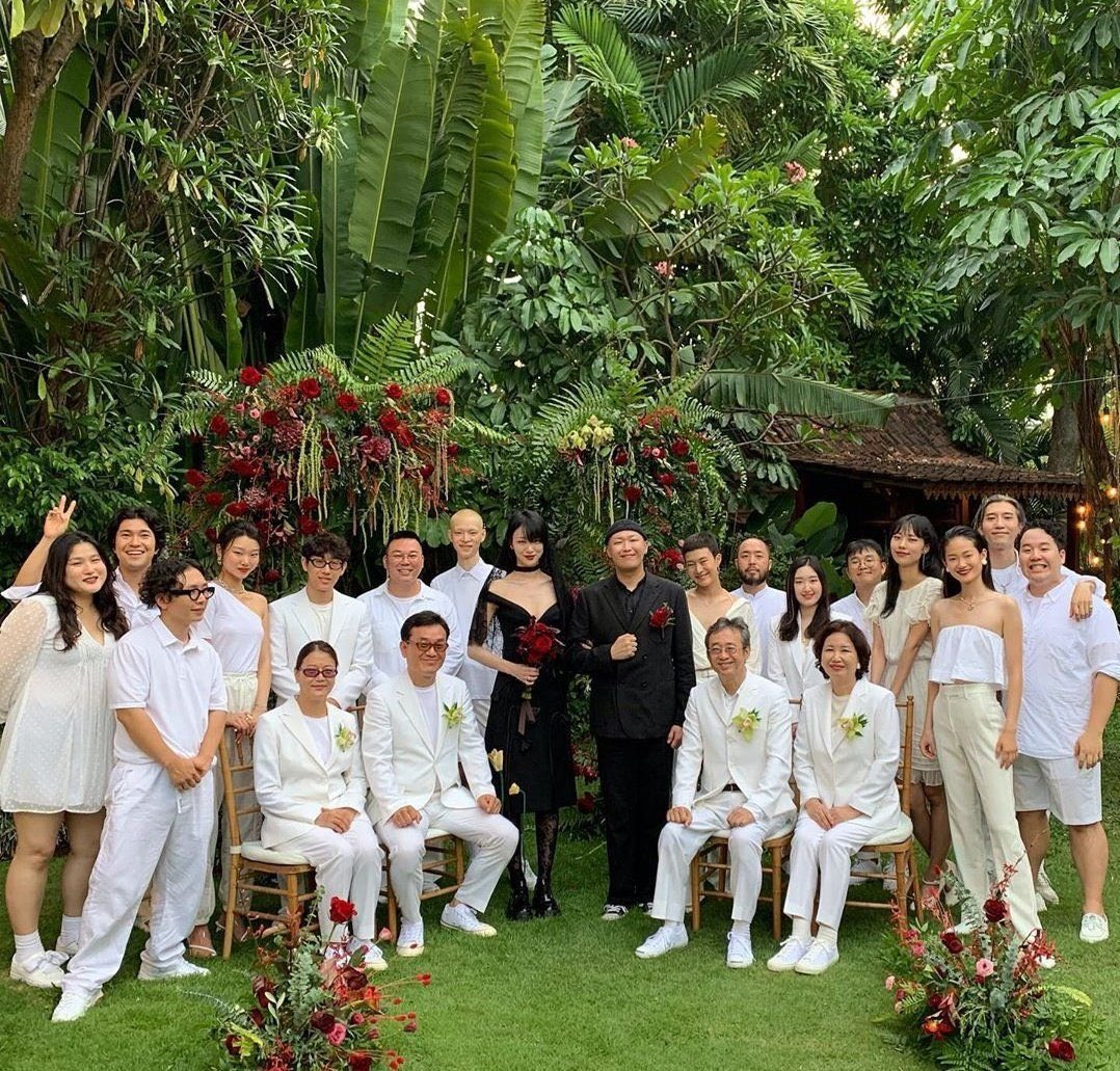 sora choi & kove lee’s wedding in bali, the bride & groom wore black whilst the guests dressed in all white.
