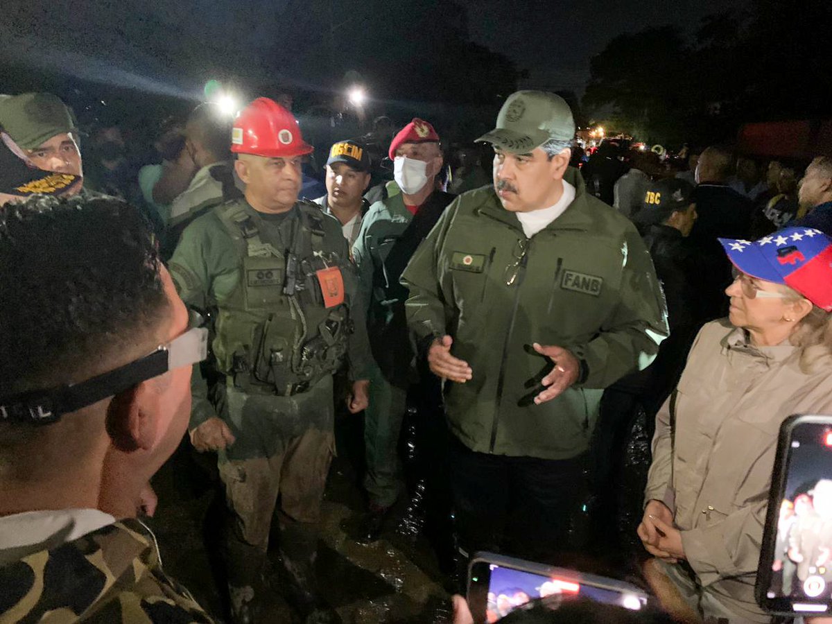 Danielcustodio3's tweet photo. #18DeOct #UnidosConElCastañoYTejerías apoyo colectivo y atención inmediata, garantiza el Gobierno Bolivariano de nuestro Pdte @NicolasMaduro a los (as) que perdieron hogares  y familiares por el    desbordamientos de ríos en las Tejerías.

@_LaAvanzadora 
@vicent_carvajal https://t.co/vgSoegqhEq