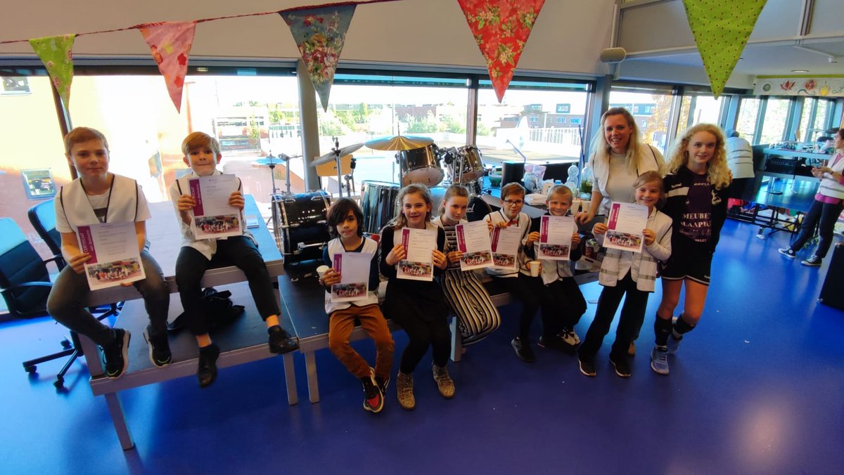 PiezoTalentenAc's tweet photo. Wat een feest was het!Kinderen van Piëzo TalentenAcademie Oosterheem openden het Piëzo café voor familie en leerkrachten en lieten zien wat zij afgelopen weken hebben geleerd.Iedereen had vandaag een #beroep in de horeca!Ook kregen zij welverdiende certificaten🎉 @stichtingpiezo https://t.co/a8HGgni40u