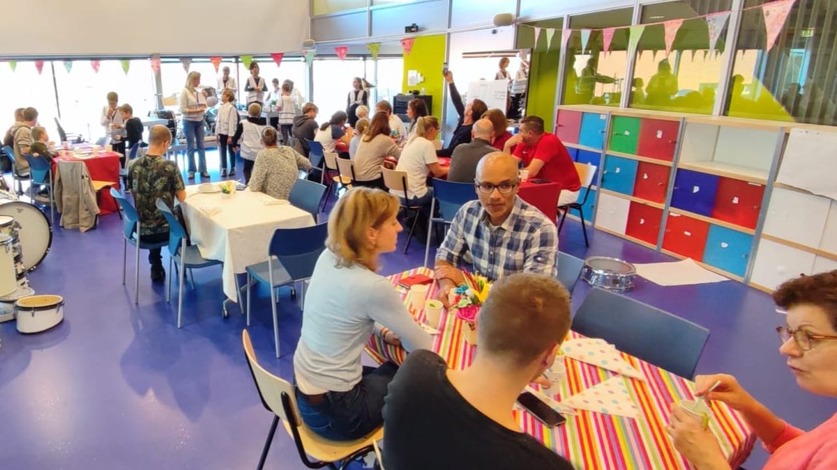 PiezoTalentenAc's tweet photo. Wat een feest was het!Kinderen van Piëzo TalentenAcademie Oosterheem openden het Piëzo café voor familie en leerkrachten en lieten zien wat zij afgelopen weken hebben geleerd.Iedereen had vandaag een #beroep in de horeca!Ook kregen zij welverdiende certificaten🎉 @stichtingpiezo https://t.co/a8HGgni40u