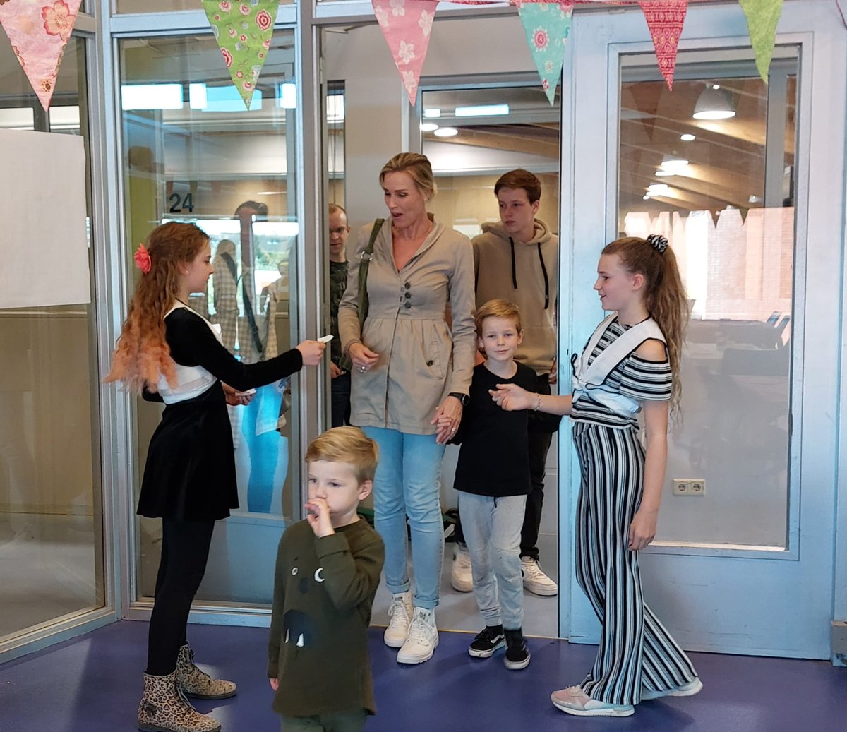PiezoTalentenAc's tweet photo. Wat een feest was het!Kinderen van Piëzo TalentenAcademie Oosterheem openden het Piëzo café voor familie en leerkrachten en lieten zien wat zij afgelopen weken hebben geleerd.Iedereen had vandaag een #beroep in de horeca!Ook kregen zij welverdiende certificaten🎉 @stichtingpiezo https://t.co/a8HGgni40u