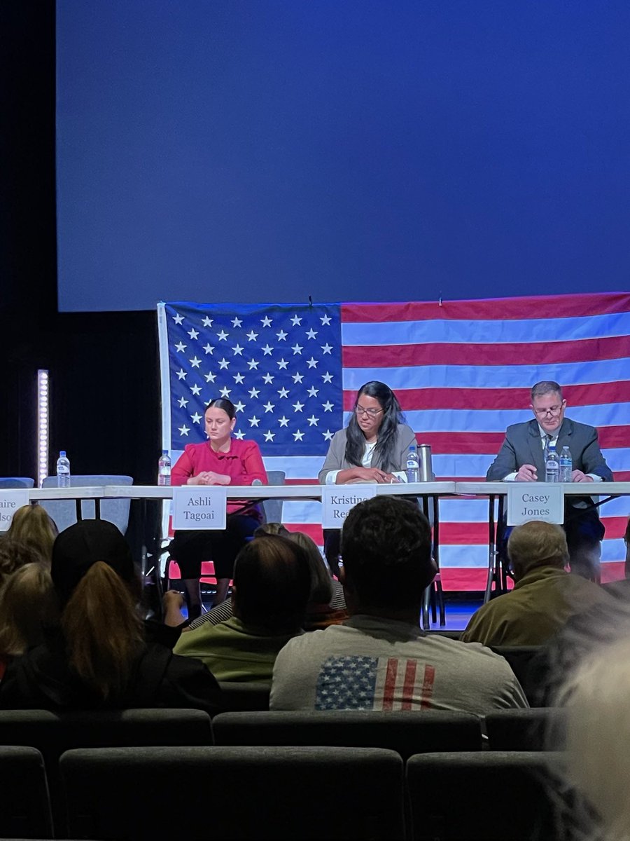 KristineMReeves's tweet photo. Last night, I showed up to Stand Up Federal Way forum. This group & I couldn’t have more different opinions on how to solve our community’s problems, but asking to lead requires us to show up &👂. We may not agree, but I’ll keep showing up w/open 🚪& open 🧠. #rightfitfederalway https://t.co/jfJYlE7W4n