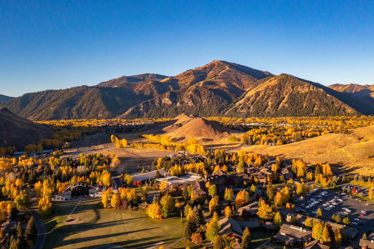 sunvalley's tweet photo. Fall Morning Magic in Sun Valley 🌞🍂✨

#fallinthemountains
#morningmagic
#sunvalleystoke https://t.co/Bvsw0VD81P