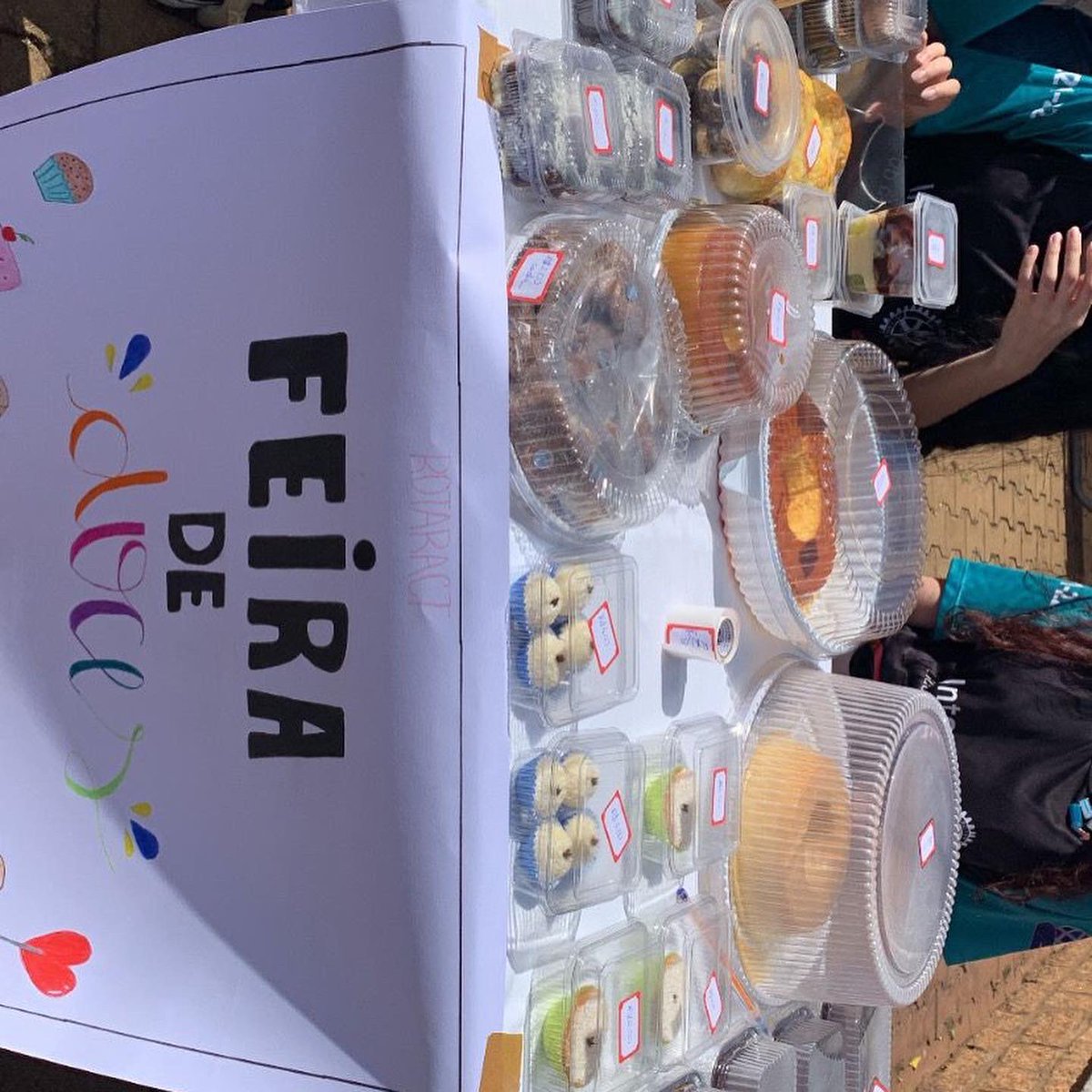 interactauri's tweet image. No dia 08/10, nós do Interact Club de Auriflama realizamos junto ao Rotaract Club de Auriflama uma feira de doces, na praça da cidade, onde o dinheiro que recebemos será doado à fundação rotária.💙⚙️