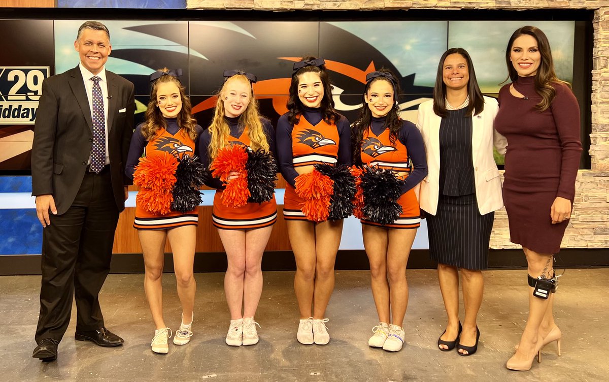 It’s Homecoming Week at ⁦@UTSA!📣Thanks to Cayla, Noelle, Gabriella, Victoria, and ⁦@LisaUTSA⁩ for stopping by in studio this morning to talk ⁦@UTSAFTBL⁩.🤙🏈⁦@gomez_mayde⁩ ⁦@KABBFOX29⁩ ⁦#UTSACheer ➡️ goutsa.com for 🎟️🎟️