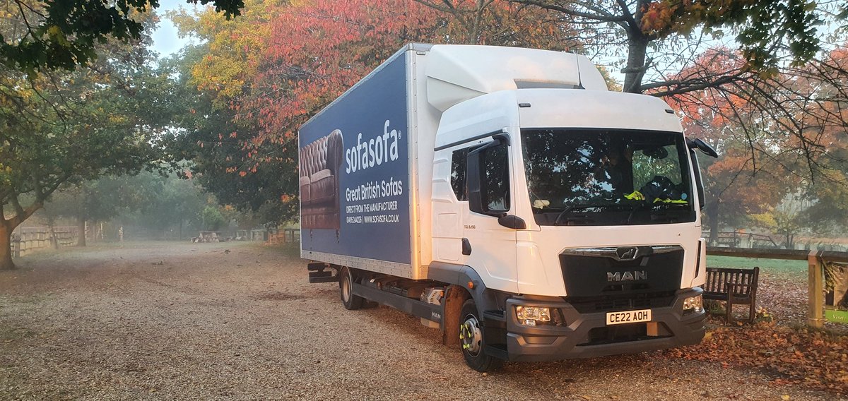 PeelXr's tweet photo. Lovely Autumnal day for #sofasofa deliveries 🚛🍂 https://t.co/ZDYy7JnQLU