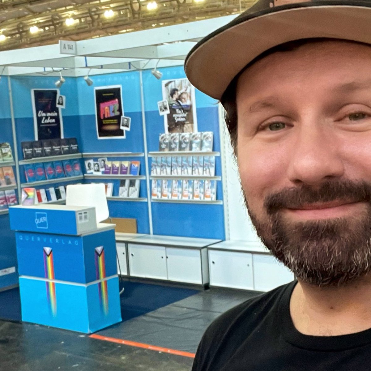 Ich habe fertig. 
Freue mich auf 5 Tage Verlegerleben auf der #FrankfurterBuchmesse! Wer vor Ort ist: Komm mich besuchen. Halle 3.1 A139.