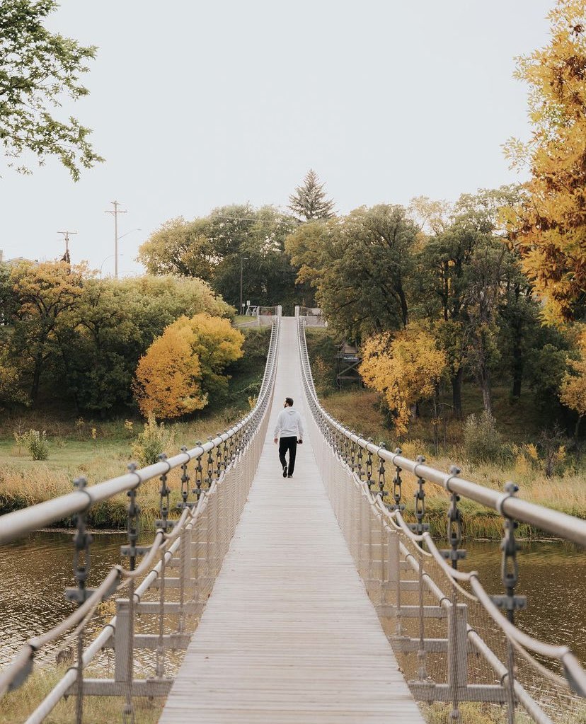 TourismWestman's tweet photo. Beautiful pops of colour in Souris! 🍂

📷 @thesandeep29 

#tourismwestman #explorewestman #exploremb #sourismb #swingingbridge #sourisswingingbridge #fall #autumn @sourisglenwood #manitobastarattraction https://t.co/IzcQMtsKPa
