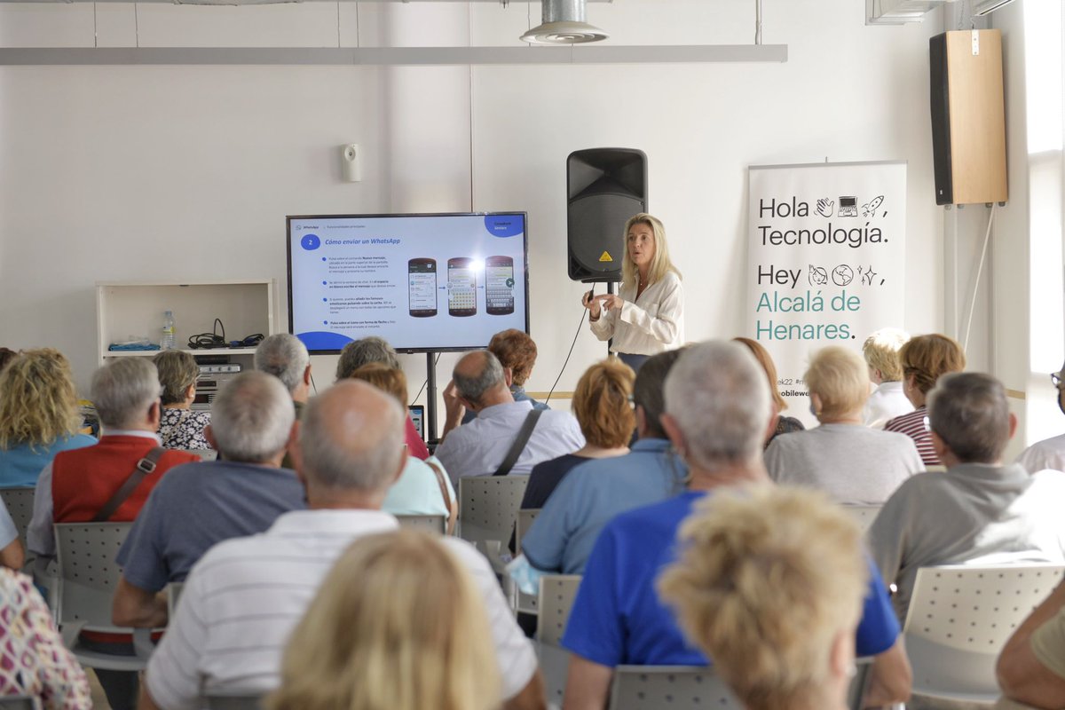 caixabank's tweet photo. En el marco de la @mWeek_Alcala hemos organizado una charla sobre digitalización para mayores de 65. La directora del segmento sénior, Nuria Asensio, ha ofrecido una sesión de formación en el uso de aplicaciones de uso común en su día a día y en seguridad digital.#mWeekAlcala22 https://t.co/zqAoYqmxoA